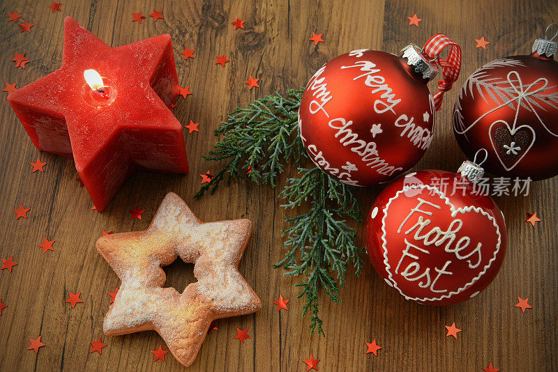 圣诞球与德语单词Frohes Fest圣诞快乐和松树树枝。
